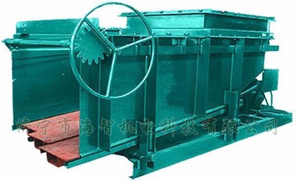 導料槽設有多個活動式底板，底板在回程過程中可以承受物料所帶來的摩擦力