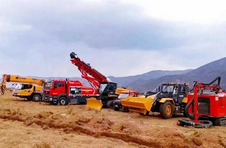 徐工參與空地聯(lián)合營救滅火、“孤島”救援、堰塞湖險情處置等實戰(zhàn)演練。