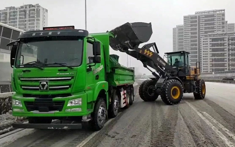 除雪保暢通，徐工汽車在行動
