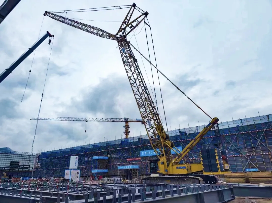 “鋼”鐵的意志！徐工XGC320履帶起重機(jī)參建大跨度鋼結(jié)構(gòu)工業(yè)廠房