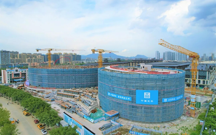 逐浪揚(yáng)帆，徐工塔機(jī)吊起蒼南大劇院“鋼鐵脊梁”